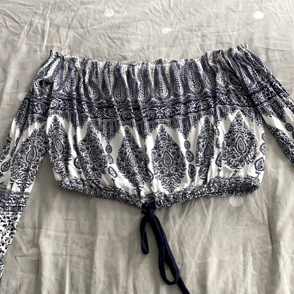 Off the shoulders long sleeve cropped